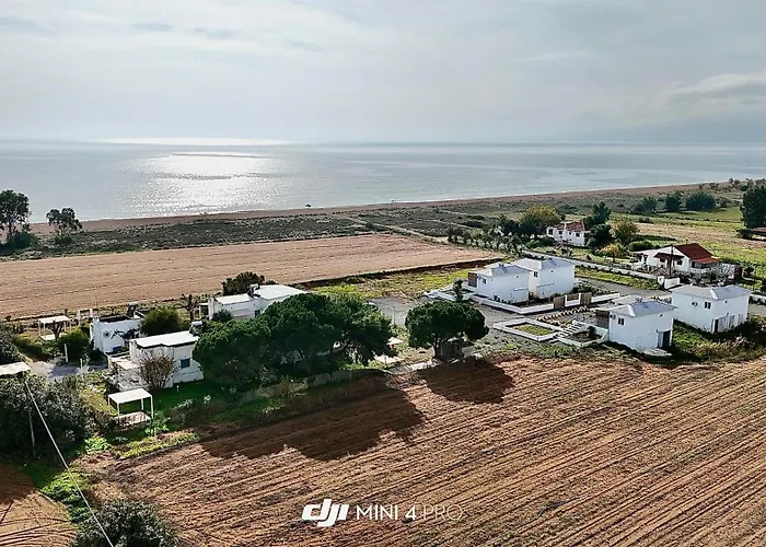 Peaceful House By The Sea - Private Garden