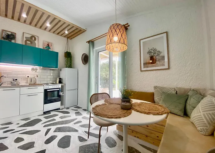 Peaceful House By The Sea - Private Garden